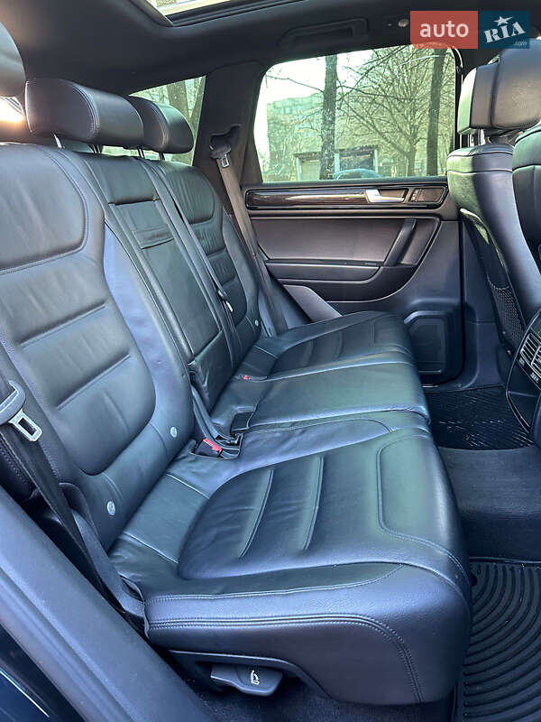 Внедорожник / Кроссовер Volkswagen Touareg 2014 в Житомире