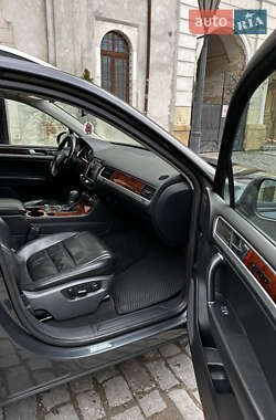 Позашляховик / Кросовер Volkswagen Touareg 2013 в 