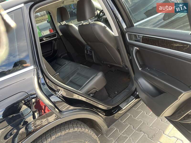 Внедорожник / Кроссовер Volkswagen Touareg 2011 в Стрые