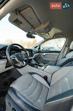Внедорожник / Кроссовер Volkswagen Touareg 2018 в 