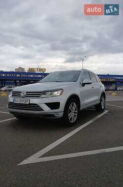 Позашляховик / Кросовер Volkswagen Touareg 2015 в Києві