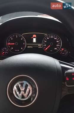 Внедорожник / Кроссовер Volkswagen Touareg 2012 в Киеве