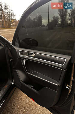 Внедорожник / Кроссовер Volkswagen Touareg 2012 в 