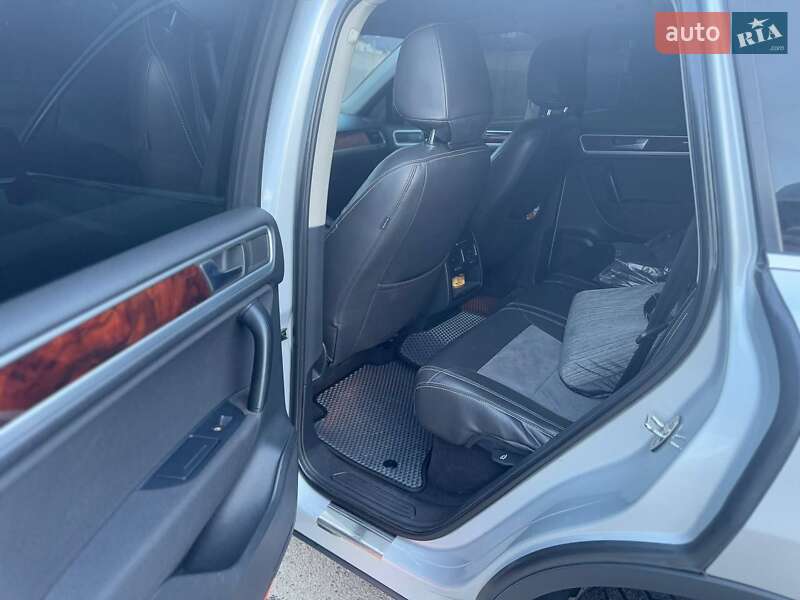 Внедорожник / Кроссовер Volkswagen Touareg 2012 в Харькове