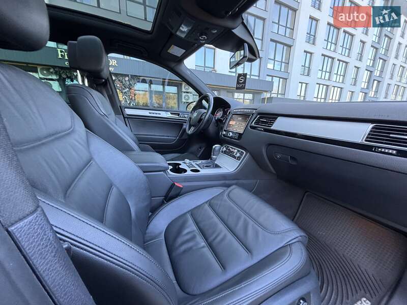 Внедорожник / Кроссовер Volkswagen Touareg 2015 в Львове