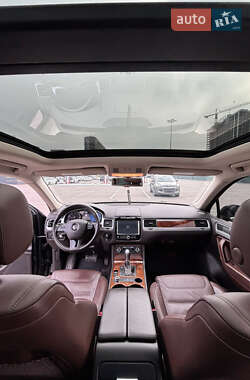 Внедорожник / Кроссовер Volkswagen Touareg 2013 в 