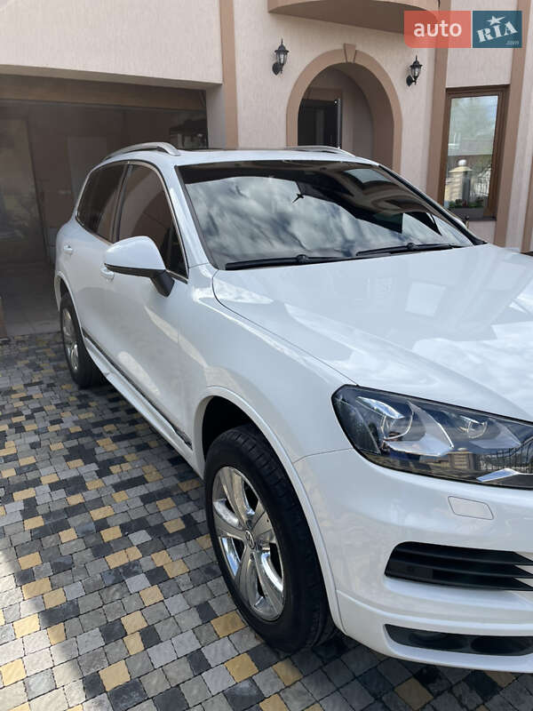 Внедорожник / Кроссовер Volkswagen Touareg 2012 в Черновцах