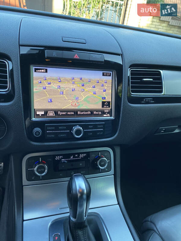 Внедорожник / Кроссовер Volkswagen Touareg 2012 в Черновцах