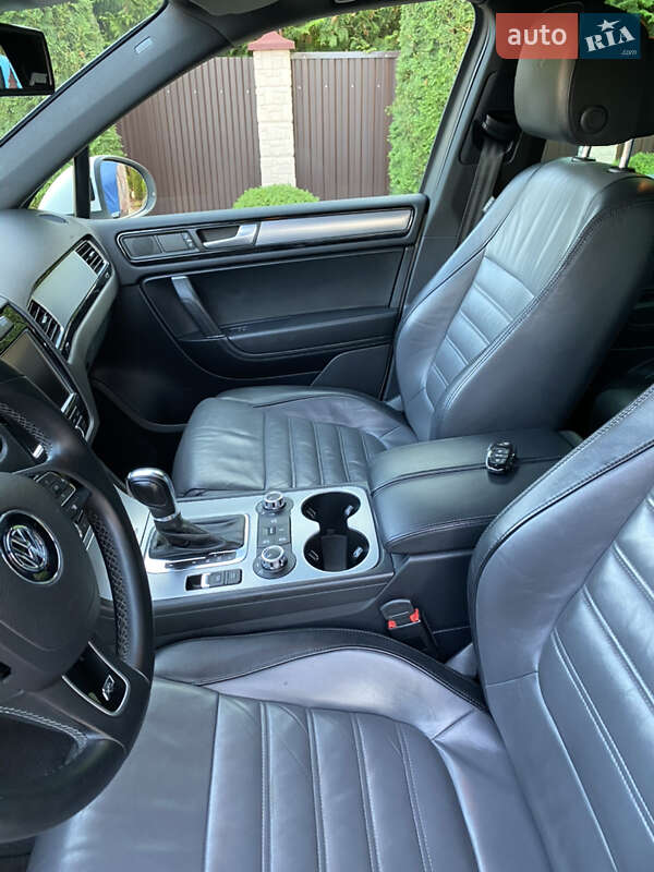Внедорожник / Кроссовер Volkswagen Touareg 2012 в Черновцах