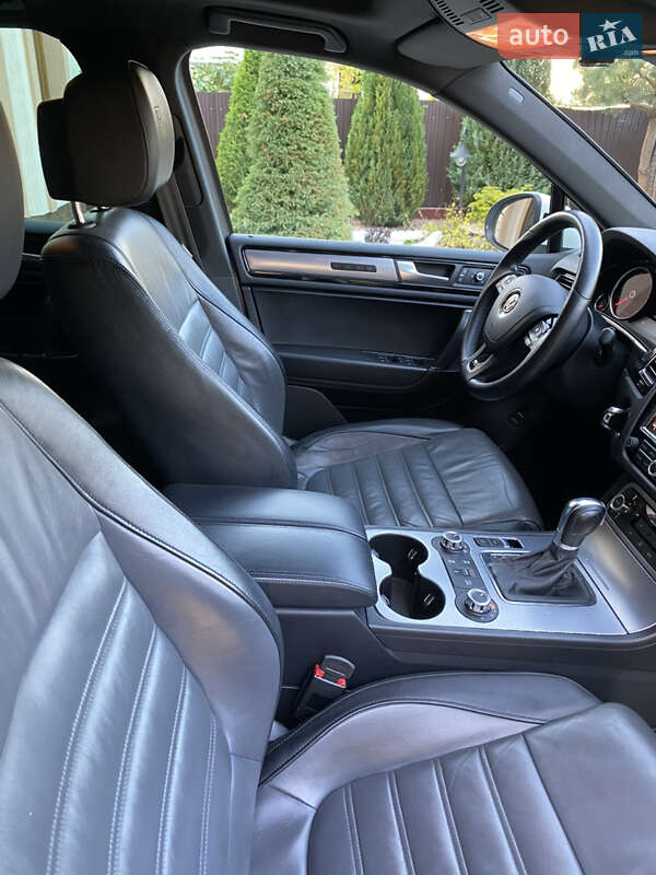 Внедорожник / Кроссовер Volkswagen Touareg 2012 в Черновцах