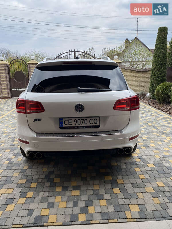 Внедорожник / Кроссовер Volkswagen Touareg 2012 в Черновцах