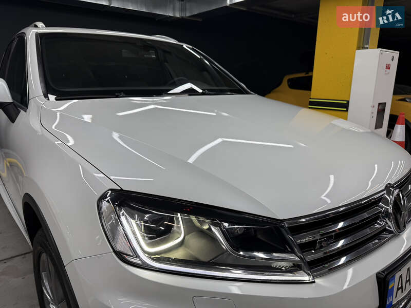 Позашляховик / Кросовер Volkswagen Touareg 2015 в Києві