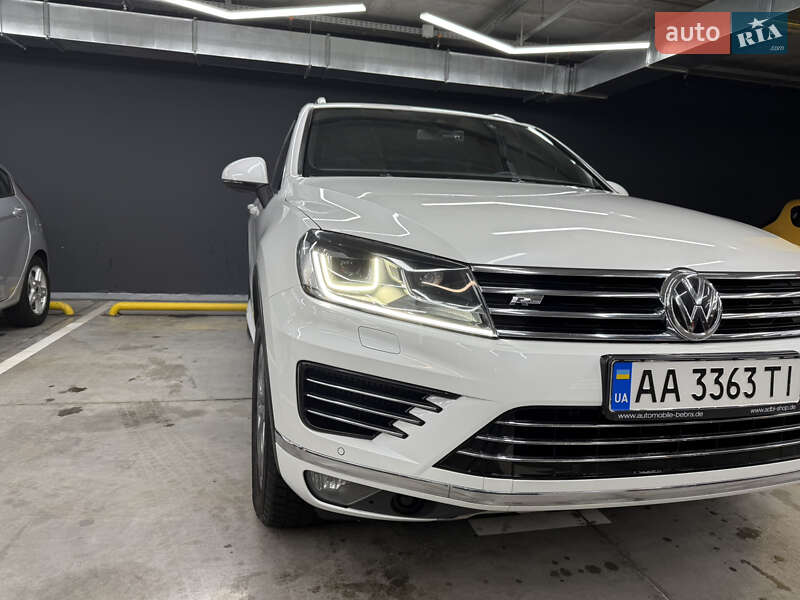 Позашляховик / Кросовер Volkswagen Touareg 2015 в Києві