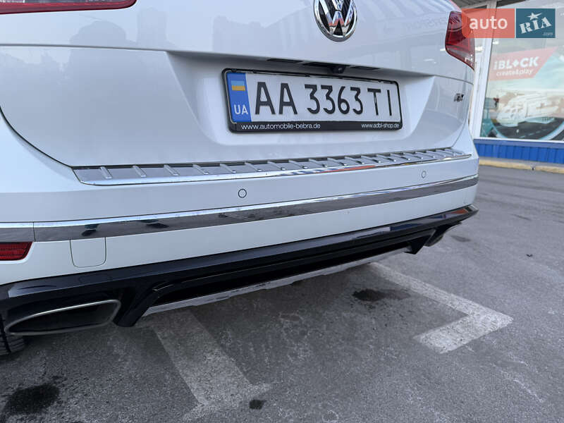 Позашляховик / Кросовер Volkswagen Touareg 2015 в Києві