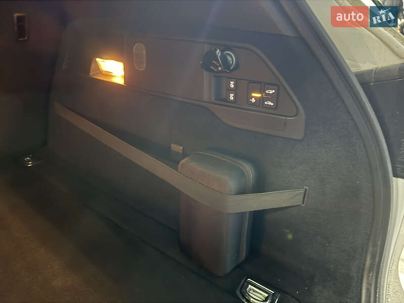 Позашляховик / Кросовер Volkswagen Touareg 2015 в Києві
