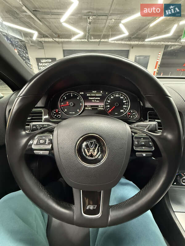 Позашляховик / Кросовер Volkswagen Touareg 2015 в Києві