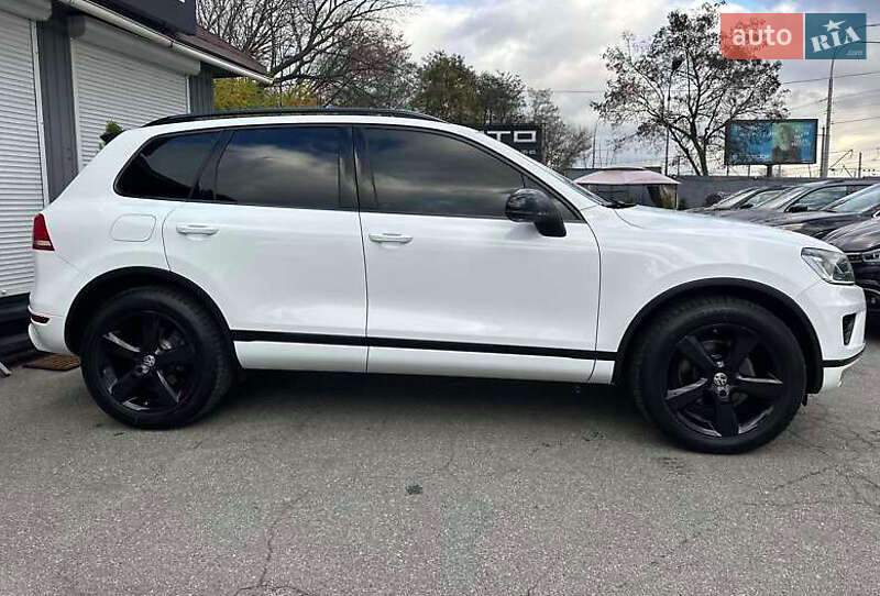 Внедорожник / Кроссовер Volkswagen Touareg 2016 в Киеве