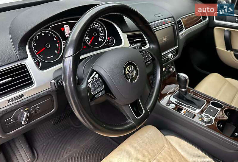 Внедорожник / Кроссовер Volkswagen Touareg 2016 в Киеве