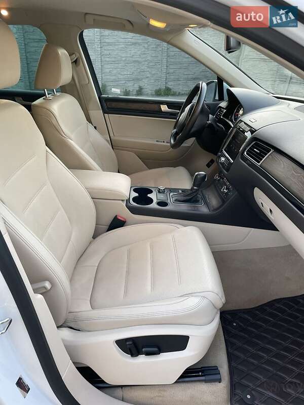 Позашляховик / Кросовер Volkswagen Touareg 2013 в Києві