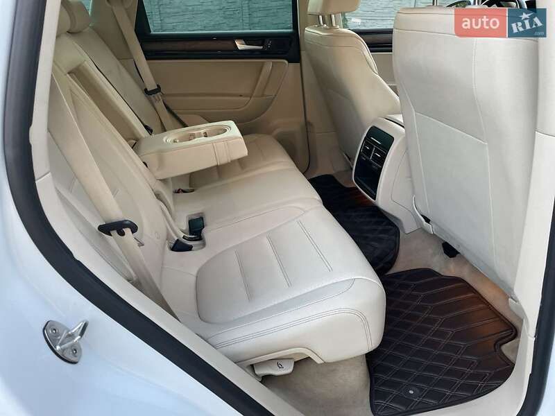 Позашляховик / Кросовер Volkswagen Touareg 2013 в Києві