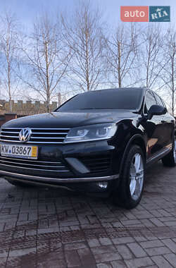 Позашляховик / Кросовер Volkswagen Touareg 2015 в Рівному