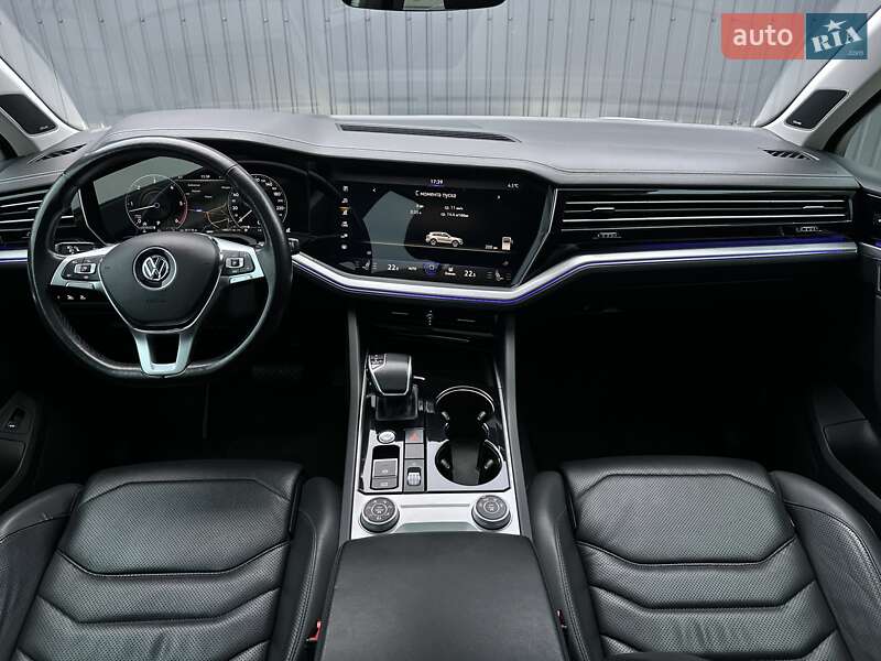 Позашляховик / Кросовер Volkswagen Touareg 2018 в Мукачевому