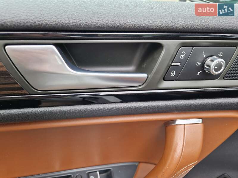 Позашляховик / Кросовер Volkswagen Touareg 2013 в Києві