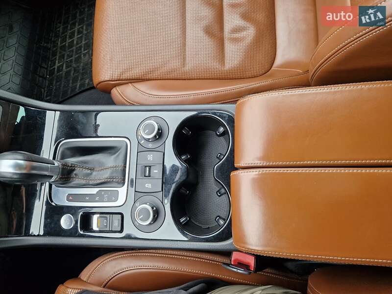 Позашляховик / Кросовер Volkswagen Touareg 2013 в Києві