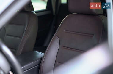 Внедорожник / Кроссовер Volkswagen Touareg 2012 в 