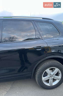 Позашляховик / Кросовер Volkswagen Touareg 2011 в 