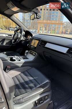 Внедорожник / Кроссовер Volkswagen Touareg 2013 в 