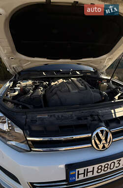 Внедорожник / Кроссовер Volkswagen Touareg 2014 в 