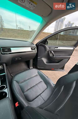 Позашляховик / Кросовер Volkswagen Touareg 2015 в 