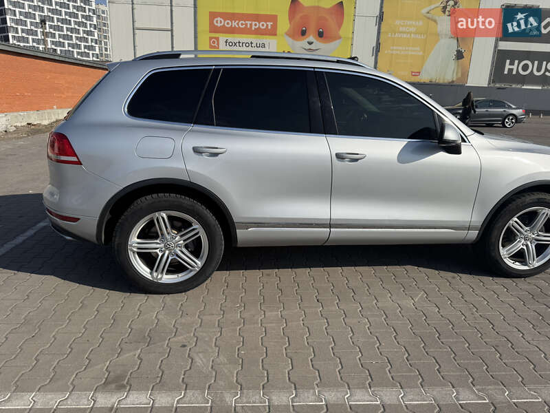 Позашляховик / Кросовер Volkswagen Touareg 2011 в Києві