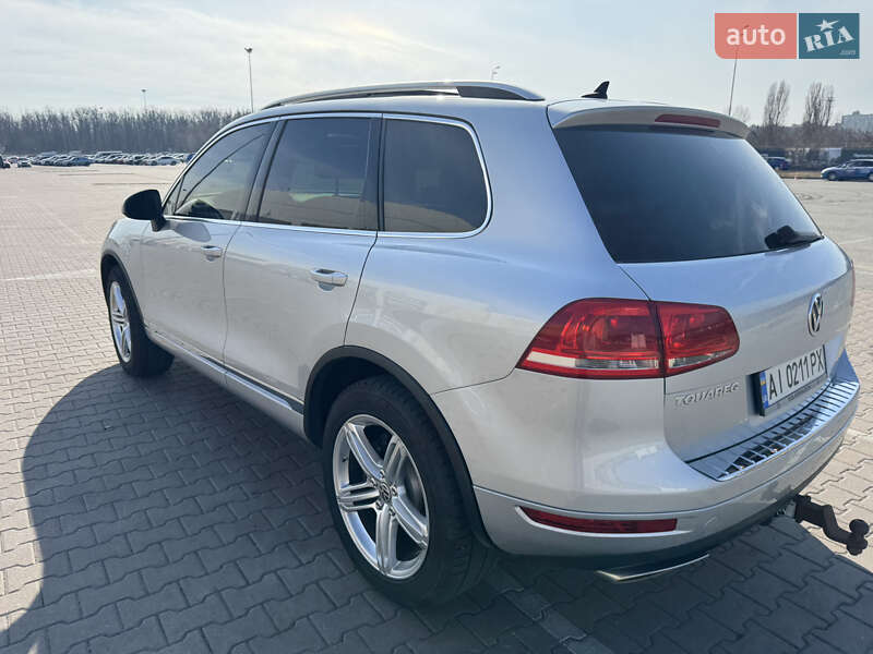 Позашляховик / Кросовер Volkswagen Touareg 2011 в Києві