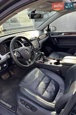 Внедорожник / Кроссовер Volkswagen Touareg 2012 в Киеве