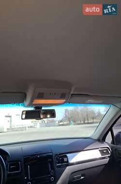Позашляховик / Кросовер Volkswagen Touareg 2013 в 