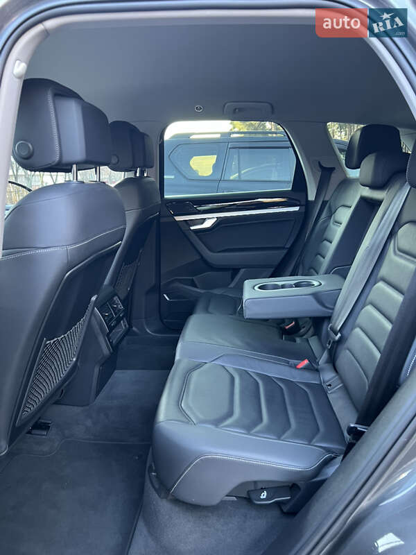 Позашляховик / Кросовер Volkswagen Touareg 2020 в Києві