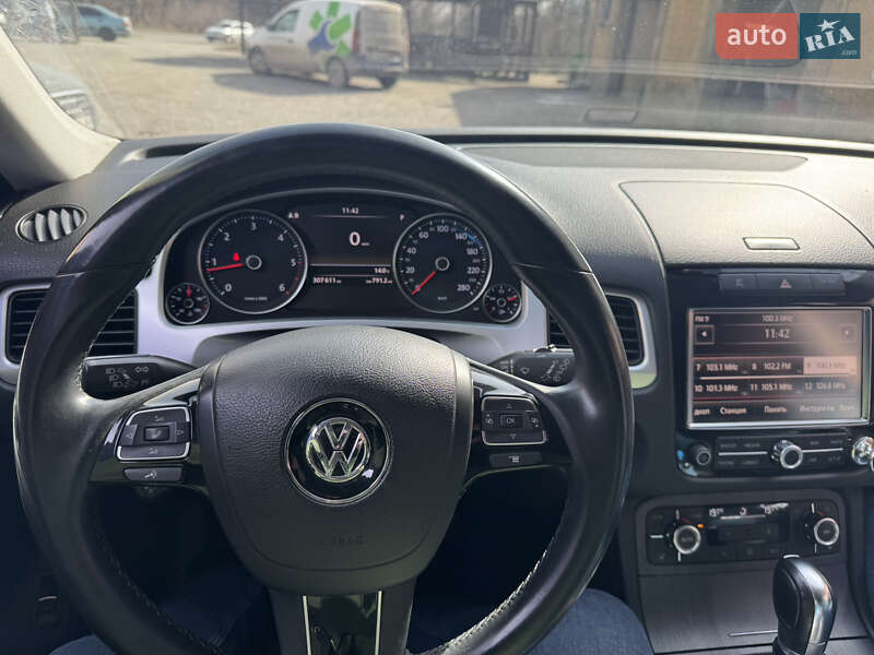 Позашляховик / Кросовер Volkswagen Touareg 2012 в Запоріжжі