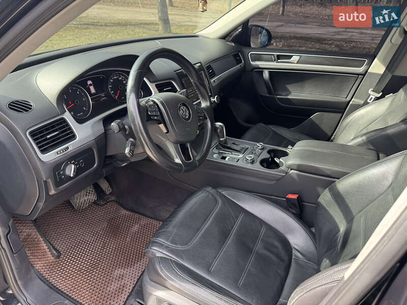 Позашляховик / Кросовер Volkswagen Touareg 2012 в Запоріжжі