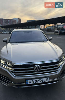 Позашляховик / Кросовер Volkswagen Touareg 2018 в 