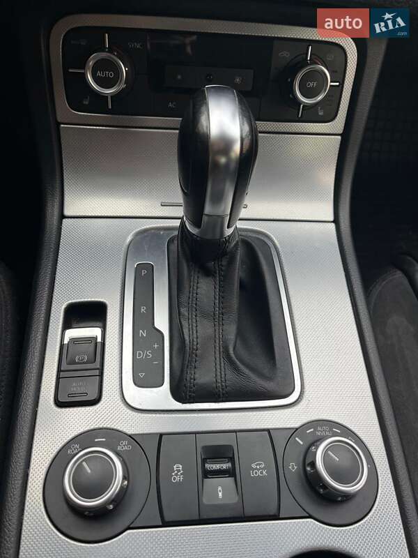 Внедорожник / Кроссовер Volkswagen Touareg 2012 в Хмельницком