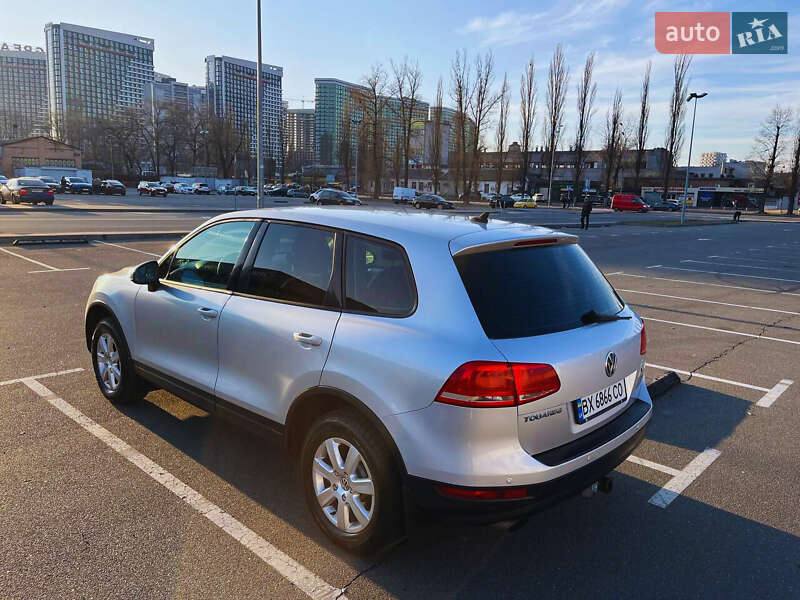 Позашляховик / Кросовер Volkswagen Touareg 2011 в Києві