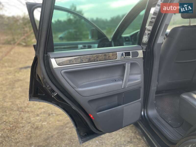 Внедорожник / Кроссовер Volkswagen Touareg 2006 в Новояворовске