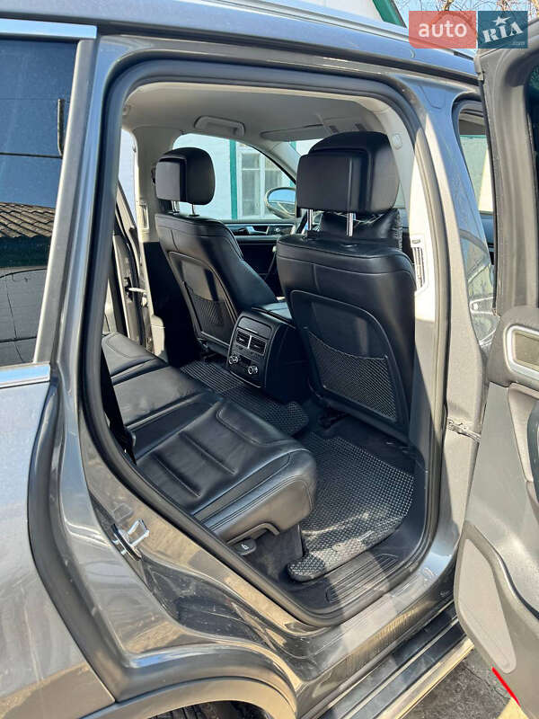 Позашляховик / Кросовер Volkswagen Touareg 2011 в Котельві