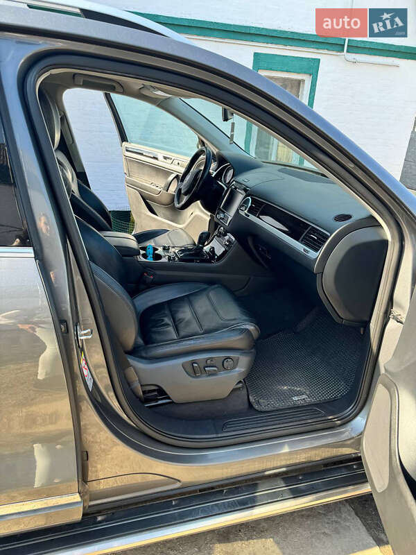 Позашляховик / Кросовер Volkswagen Touareg 2011 в Котельві