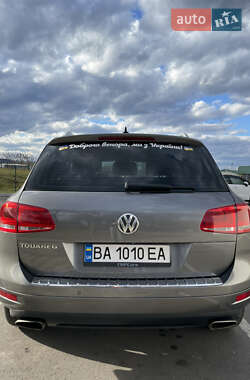 Внедорожник / Кроссовер Volkswagen Touareg 2011 в Александрие