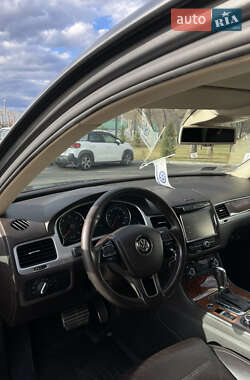 Внедорожник / Кроссовер Volkswagen Touareg 2011 в Александрие