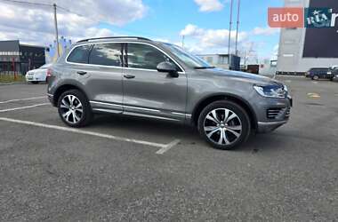 Внедорожник / Кроссовер Volkswagen Touareg 2015 в Черновцах