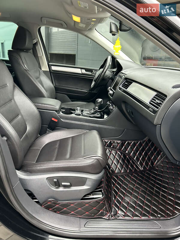 Внедорожник / Кроссовер Volkswagen Touareg 2013 в Полтаве
